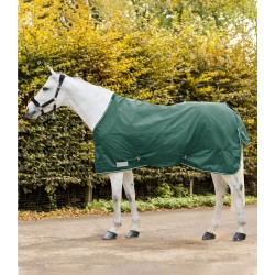 COPERTA PER CAVALLO DA PIOGGIA impermeabile e leggera. Resistente poliestere 420 denari come materiale esterno. Con copricoda. Allacciatura sul petto regolabile in più posizioni per una vestibilità ottimale.