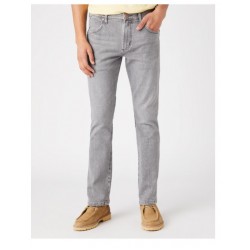  jeans UOMO WRANGLER MONTA WESTERN  Greensboro presentano vita bassa, zip, vestibilità regolare alla coscia e gamba dritta.