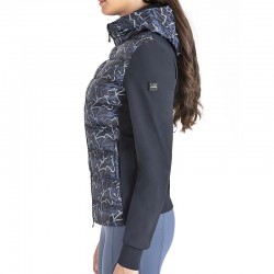 Giacca softshell Equiline da donna modello Elrube. Materiale traspirante e 4-Way-stretch, modello aderente e sportivo con tasche zippate e cappuccio. Zip anteriore a due vie.
