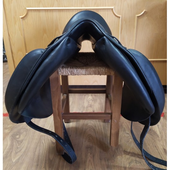 Sella USATA per cavallo monta inglese DRESSAGE Equipe in cuoio NERA misura 17 OTTIME CONDIZIONI! 