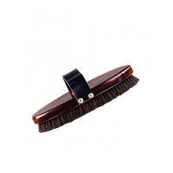 Brusca in legno con impugnatura in noce, setole naturali e passamano in pelle.