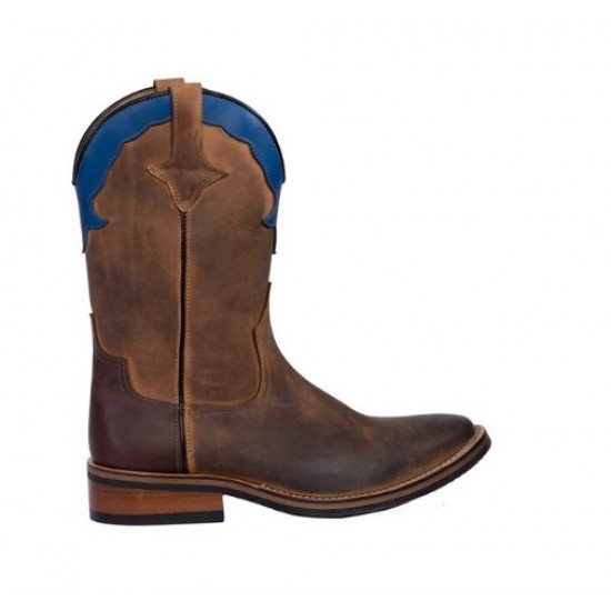 Stivale in vitello ingrassato, foderato in pelle, con fondo in gomma Vibram, cucito interamente a mano, con inserto blu.