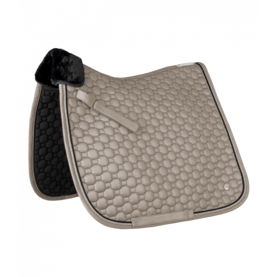 SOTTOSELLA PEGASUS Pregiato sottosella con pelliccia ecologica nera al garrese. La pelliccia ecologica può essere rimossa facilmente grazie alla chiusura a strappo