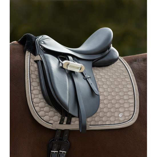 SOTTOSELLA PEGASUS Pregiato sottosella con pelliccia ecologica nera al garrese. La pelliccia ecologica può essere rimossa facilmente grazie alla chiusura a strappo