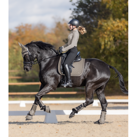 SOTTOSELLA PEGASUS Pregiato sottosella con pelliccia ecologica nera al garrese. La pelliccia ecologica può essere rimossa facilmente grazie alla chiusura a strappo