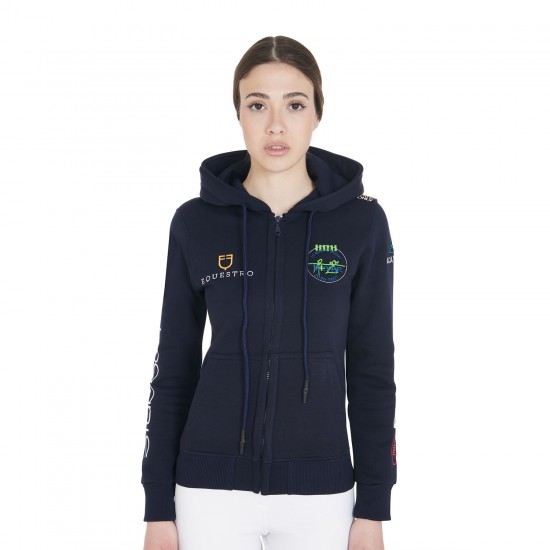 FELPA DONNA CON CAPPUCCIO MULTILOGO equestro Felpa donna slim fit con cappuccio multilogo, zip frontale e tasche laterali. Il morbido cotone la rende adatta a qualsiasi occasione.