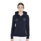 FELPA DONNA CON CAPPUCCIO MULTILOGO equestro Felpa donna slim fit con cappuccio multilogo, zip frontale e tasche laterali. Il morbido cotone la rende adatta a qualsiasi occasione.