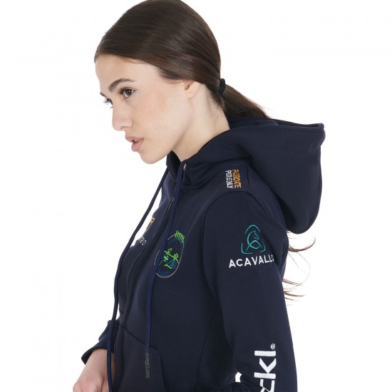 FELPA DONNA CON CAPPUCCIO MULTILOGO equestro Felpa donna slim fit con cappuccio multilogo, zip frontale e tasche laterali. Il morbido cotone la rende adatta a qualsiasi occasione.