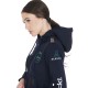 FELPA DONNA CON CAPPUCCIO MULTILOGO equestro Felpa donna slim fit con cappuccio multilogo, zip frontale e tasche laterali. Il morbido cotone la rende adatta a qualsiasi occasione.