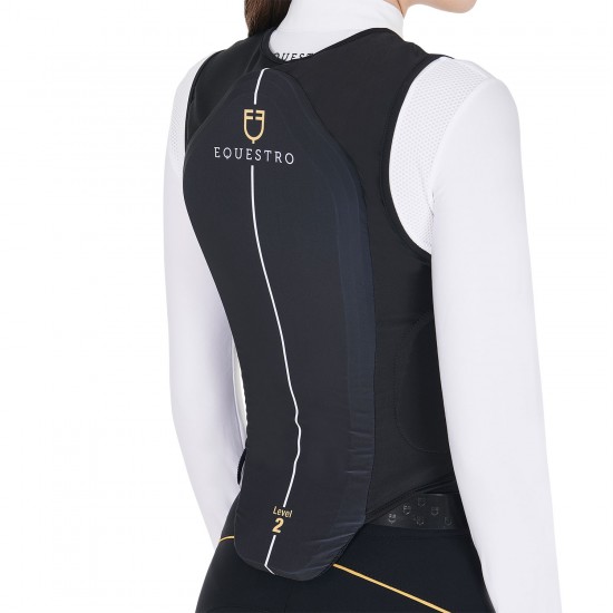 Gilet salvaschiena EQUESTRO Pro Adult con protezione laterale per equitazione Paraschiena di livello 2 in tessuto traspirante 3D. Quattro speciali imbottiture shock-absorber per offrire una protezione ulteriore. Facile da indossare.