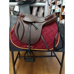 Sella Francese Guy Cantin usata come Nuova in cuoio pieno fiore per pony “Evolution Jumping” marrone misura 16'' con staffe, staffili e sottocoda nero.