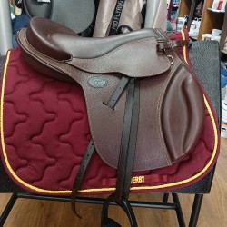 Sella Francese Guy Cantin usata come Nuova in cuoio pieno fiore per pony “Evolution Jumping” marrone misura 16'' con staffe, staffili e sottocoda nero.