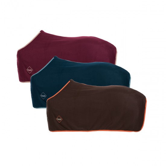 Coperta Daslö in pile anti-pilling250 gr.  provvista di chiusura anteriore con un cinturino con fibbie, e passante per la coda