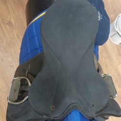 SELLA USATA "COME NUOVA"  INGLESE "DASLO" IN PELLE SINTETICA, CON ARCHETTO INTERCAMBIABILE NERA MISURA ''16 CON COPERTURA, STAFFE E STAFFILI IN CUOIO EMPORIO