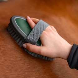 Brusca Setole sintetiche di media durezza con dorso in ecopelle di pregio.