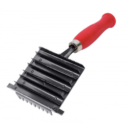 STRIGLIA NAPOLETANA IN FERRO PER PULIZIA DEL MANTO DEL CAVALLO VERNICIATO MANICO LEGNO VERNICIATO CON DENTI FINI