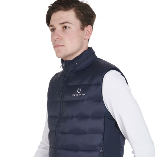 SMANICATO GILET MONTA INGLESE EQUITAZIONE UOMO MODELLO LUND EQUESTRO Chiusura con zip, due tasche e cappuccio estraibile.