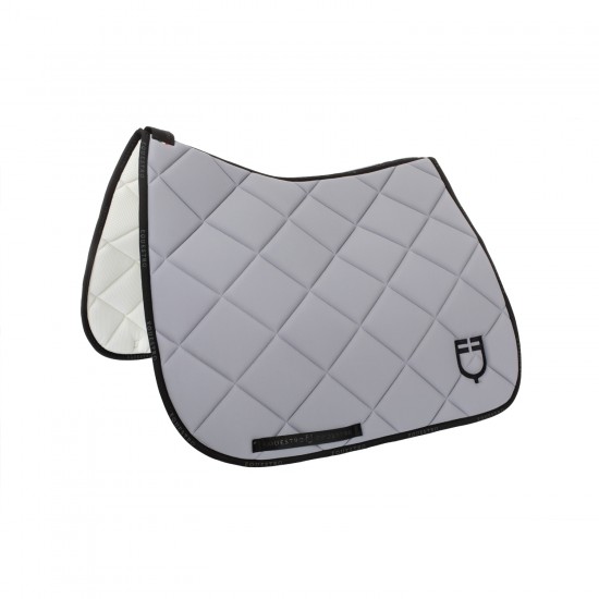 SOTTOSELLA PER CAVALLO  DRESSAGE IN TESSUTO TECNICO CON LOGO equestro Sottosella da dressage modello GP realizzato in tessuto tecnico ideato per ridurre al minimo gli spostamenti della sella, gli urti evitando ogni tipo di fiaccatura.