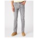 jeans UOMO WRANGLER MONTA WESTERN  Greensboro presentano vita bassa, zip, vestibilità regolare alla coscia e gamba dritta.