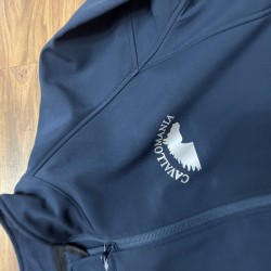 Giacca donna Softshell CavalloMania Collection tessuto tecnico traspirante studiato per mantenere il corpo caldo e asciutto  logo argentato anteriore e posteriore. 