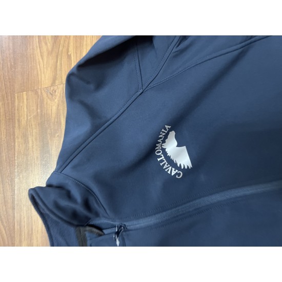 Giacca donna Softshell CavalloMania Collection tessuto tecnico traspirante studiato per mantenere il corpo caldo e asciutto  logo argentato anteriore e posteriore. 
