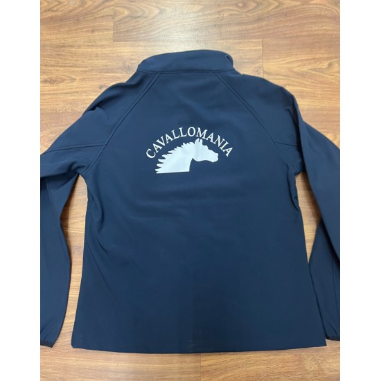 Giacca donna Softshell CavalloMania Collection tessuto tecnico traspirante studiato per mantenere il corpo caldo e asciutto  logo argentato anteriore e posteriore. 