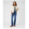  Jeans DONNA WRANGLER MONTA WESTERN  Bootcut presentano una vita media, un taglio slim dalla coscia al ginocchio e un classico taglio più largo alla caviglia.