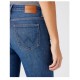  Jeans DONNA WRANGLER MONTA WESTERN  Bootcut presentano una vita media, un taglio slim dalla coscia al ginocchio e un classico taglio più largo alla caviglia.