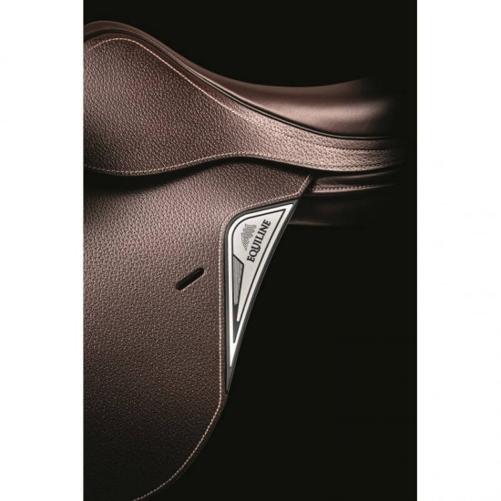 Sella da salto TALENT EQUILINE in morbido cuoio liscio o stampato, questa sella presenta seggio medio profondo e cuscini liberi imbottiti in morbido materiale sintetico T-Flex.