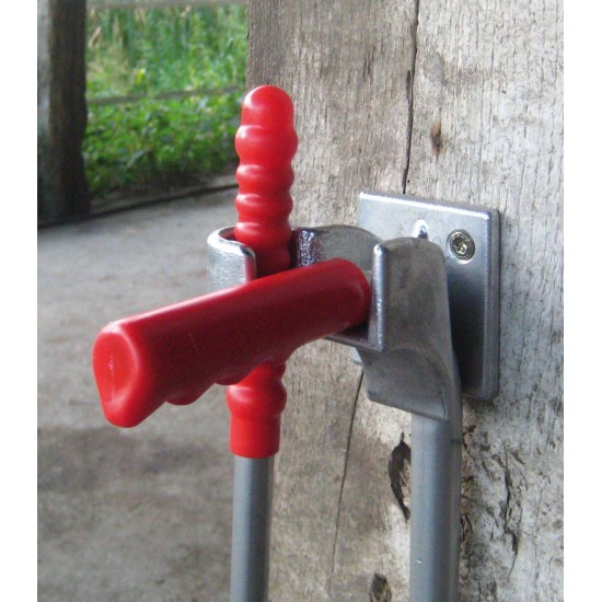 SUPPORTO PER PALETTA PER LETAME E FORCA Niente più attrezzi fuori posto! I suoi bordi arrotondati riducono al minimo il rischio di lesioni. Per una scuderia in perfetto ordine!