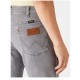  jeans UOMO WRANGLER MONTA WESTERN  Greensboro presentano vita bassa, zip, vestibilità regolare alla coscia e gamba dritta.