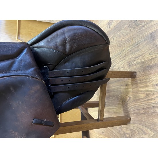 Sella in cuoio originale PATHFINDER USATA SUPER OCCASIONE! BUONE CONDIZIONI da trekking con arcione largo per cavalli pesanti modello Country, seggio imbottito.  colore: marrone misura: 17,5